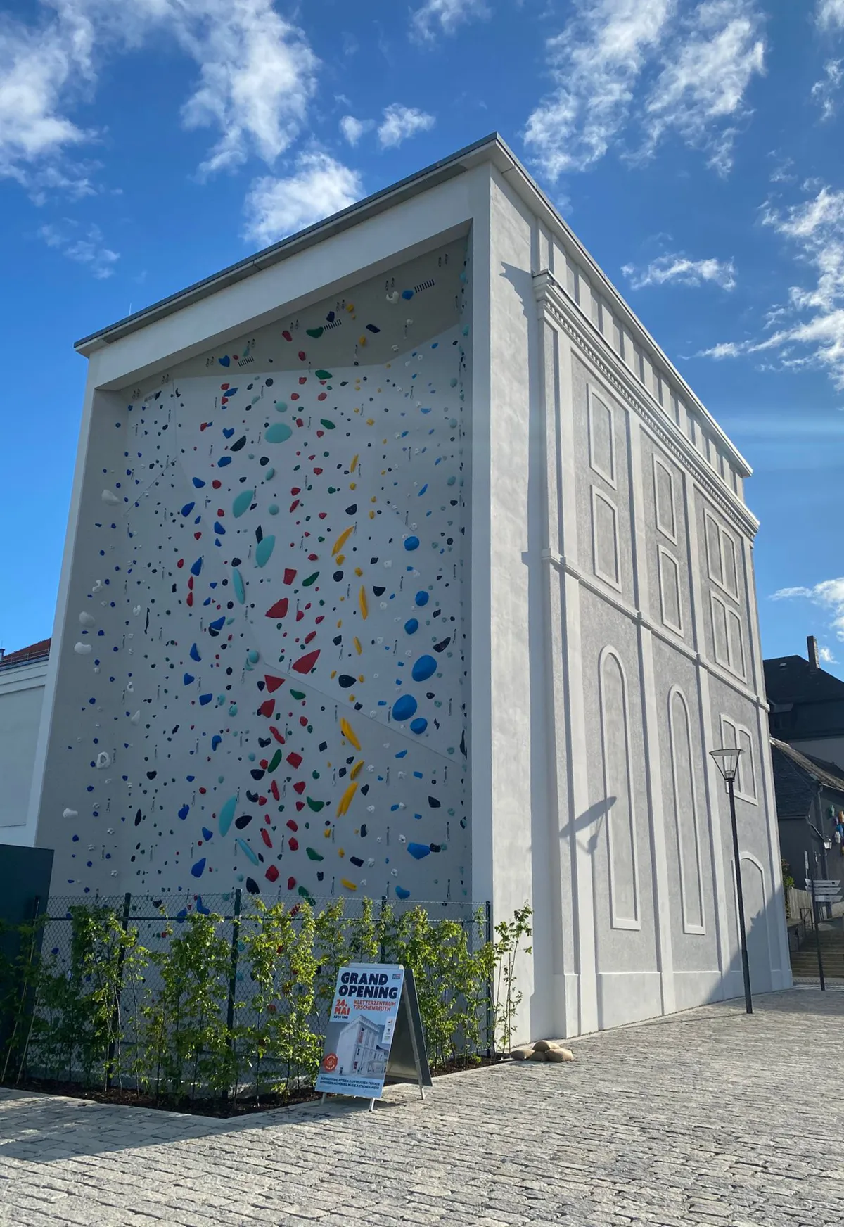 Außenkletterwand des DAV Kletterzentrums Tirschenreuth mit 14 Meter Höhe