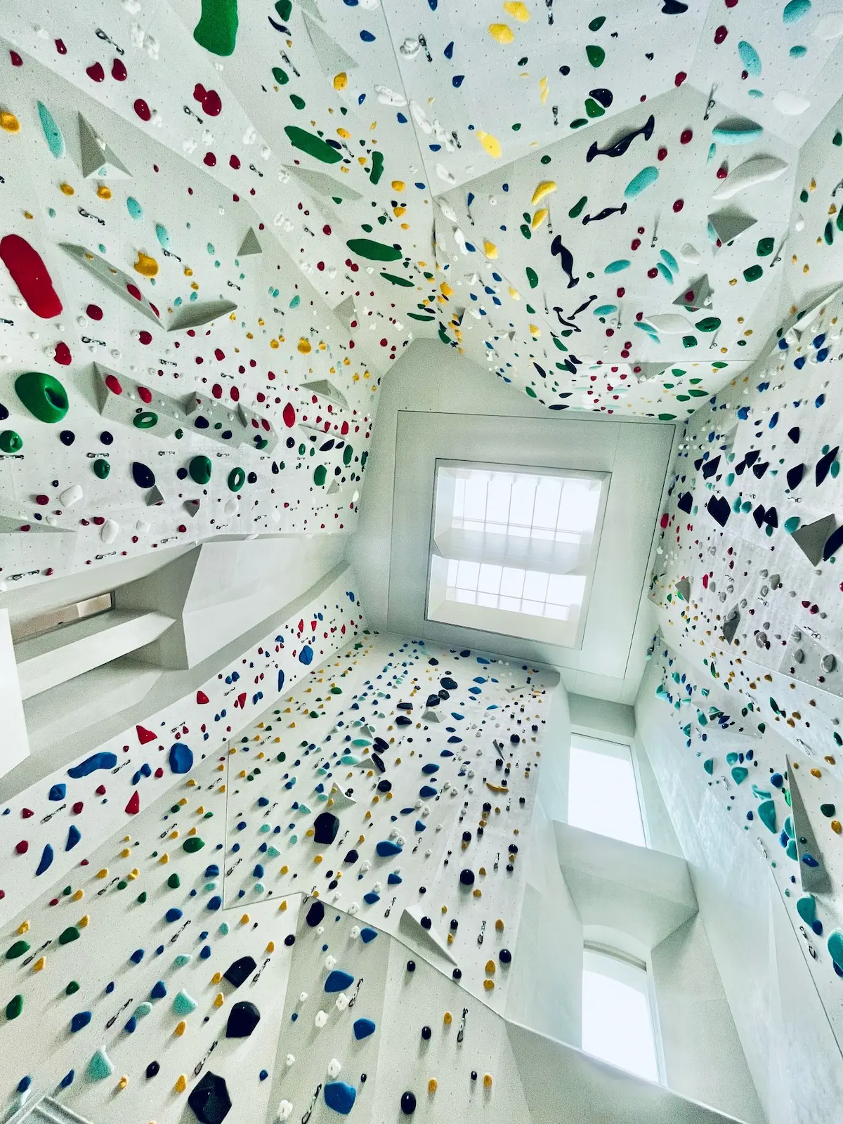 Innenansicht der hohen Kletterwand im historischen Brauereiturm Tirschenreuth
