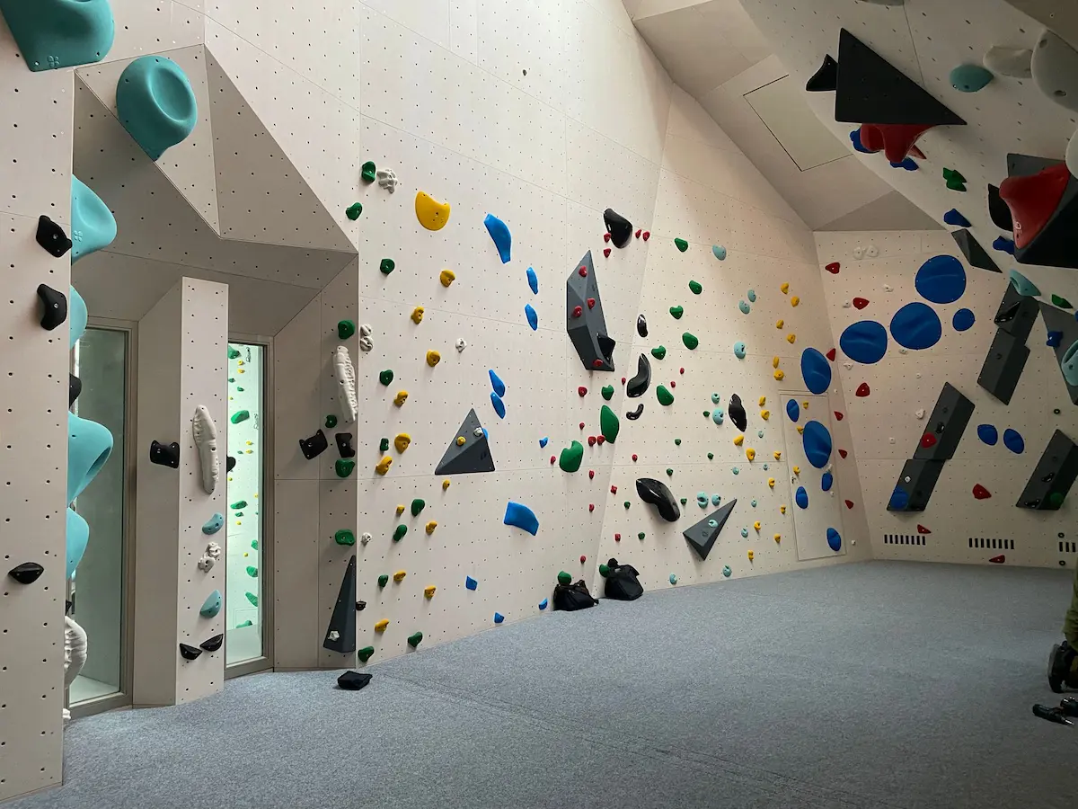 Boulderbereich im DAV Kletterzentrum Tirschenreuth mit verschiedenen Kletterrouten