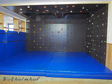 Moderne Boulderwand im Spiel- und Sportraum