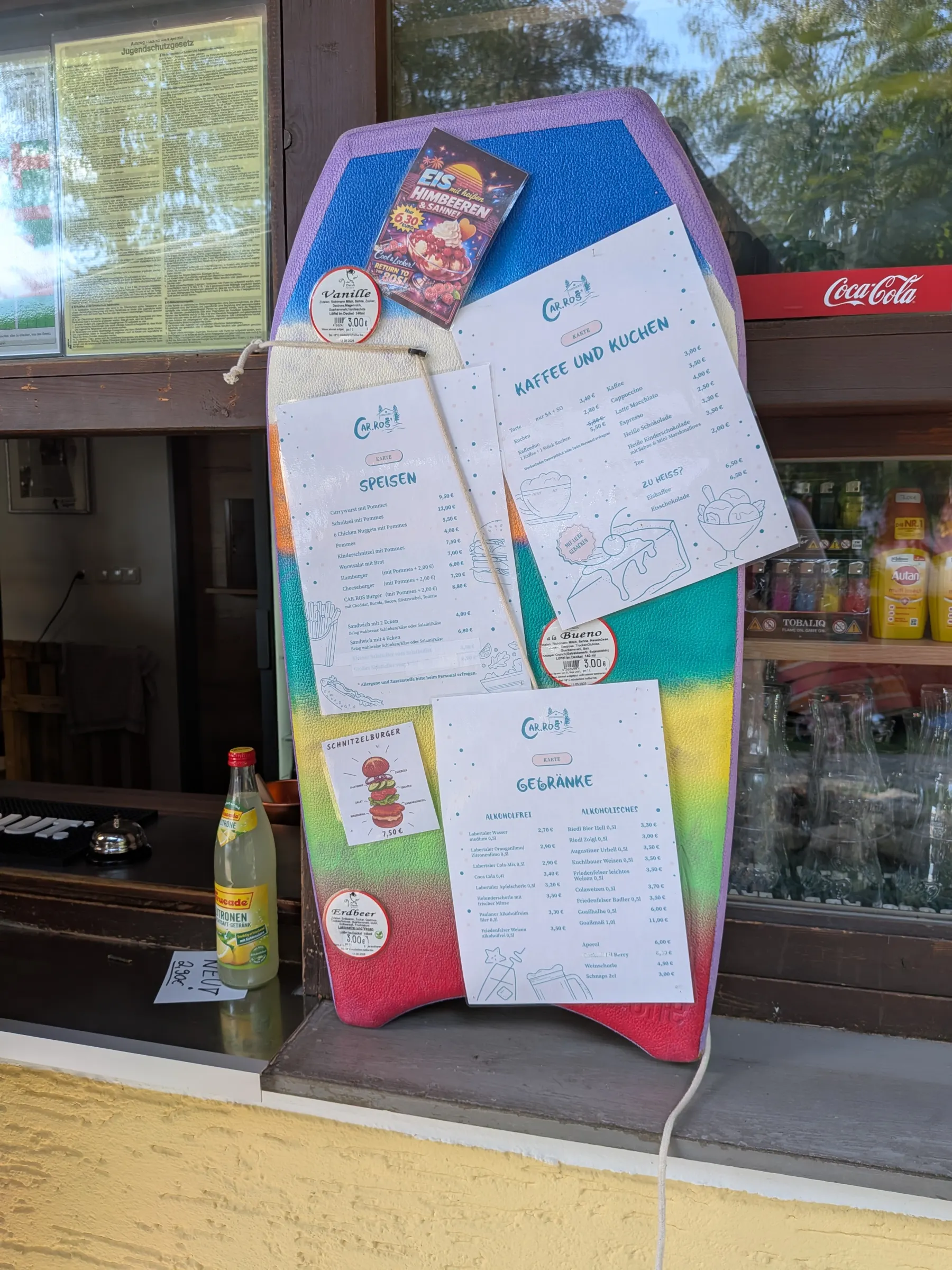 Speisekarte und Eisauswahl am Kiosk des Plößberger Weihers