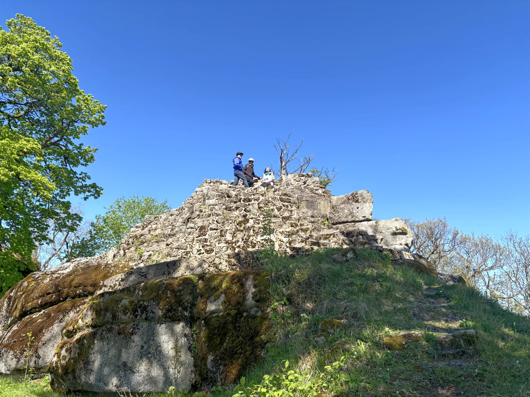 Radfahrer bei sonnigem Wetter an der Burgruine Haselstein