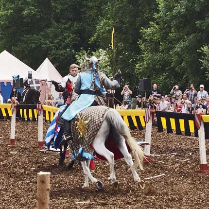 Historische Ritterspiele in voller Rüstung