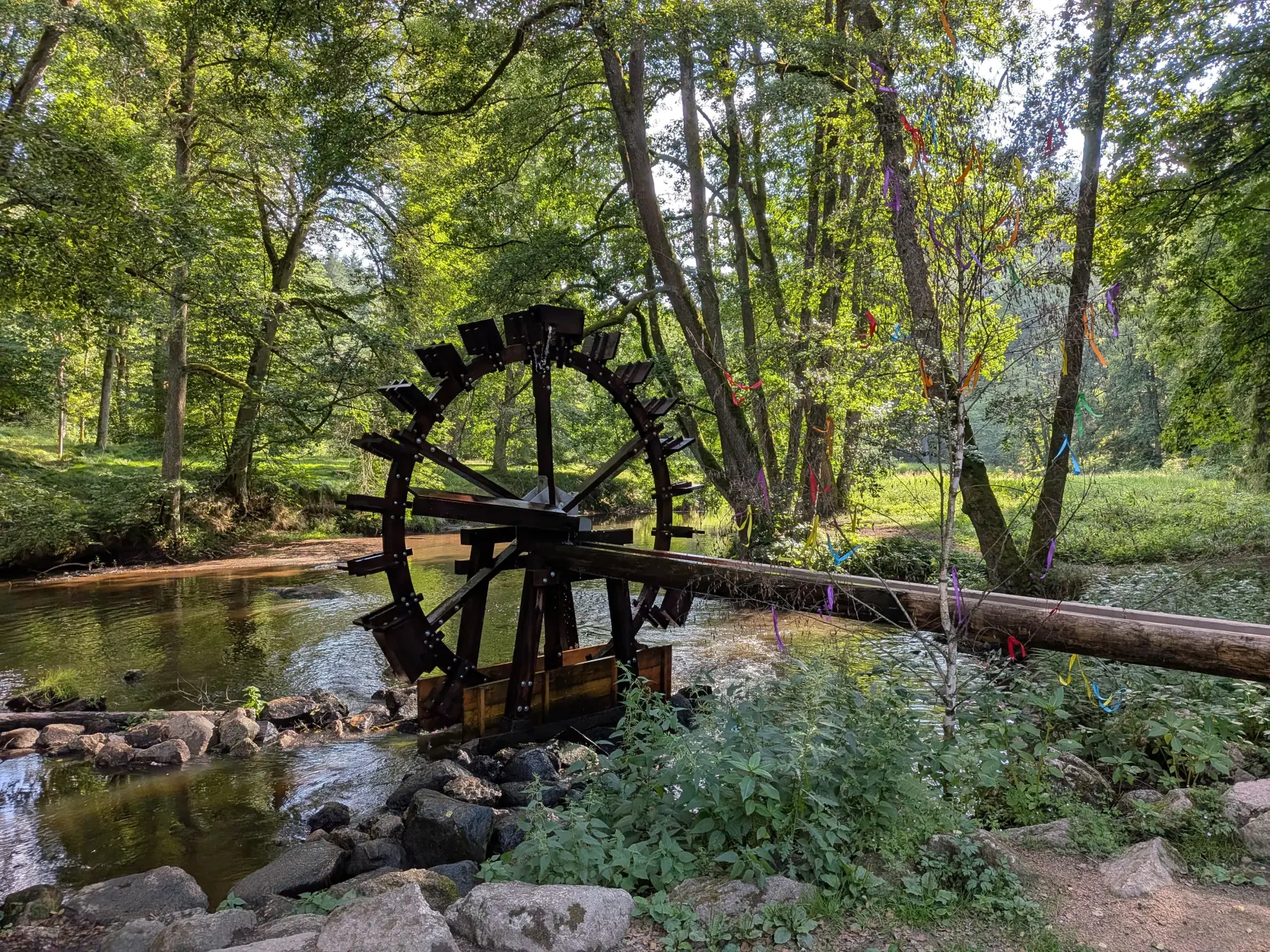 Restauriertes Wasserrad im Waldnaabtal bei der Blockhütte im Sommer 2026