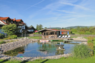 Ferienhaus in Südhanglage mit Panoramablick, Naturpool mit Holzterrasse und Sonnenliegen